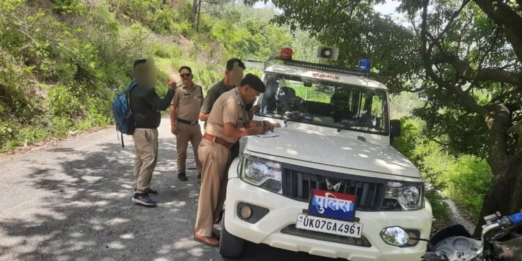 ऑपरेशन प्रहार: अल्मोड़ा पुलिस का बड़ा एक्शन, 112 वाहन चालकों पर चालान, 3 वाहन सीज; 18 बाहरी व्यक्तियों पर भी गिरी गाज