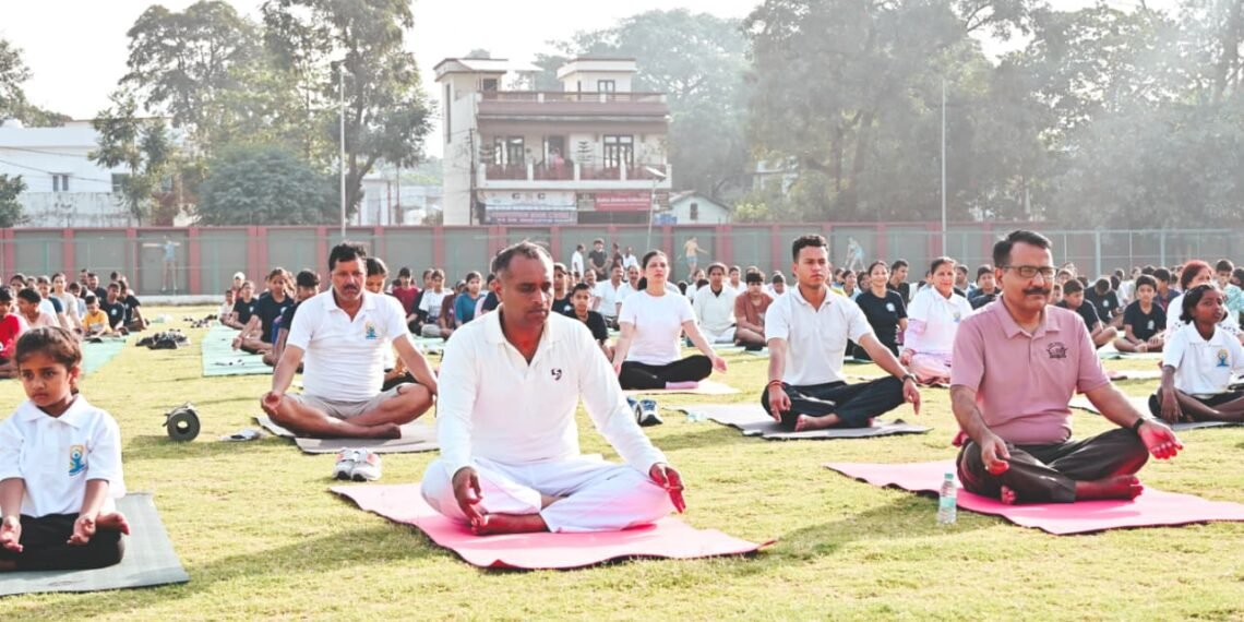 अंतर्राष्ट्रीय योग दिवस पर हल्द्वानी में उमड़ा जनसैलाब, डीएम-एसएसपी संग सैकड़ों लोगों ने किया योगाभ्यास