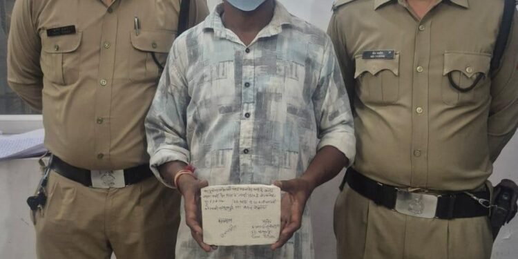 गौला पार्किंग में सट्टे का खेल बेनकाब, पुलिस ने खाई-बाड़ी करते युवक को दबोचा; नकदी व सट्टा सामग्री बरामद