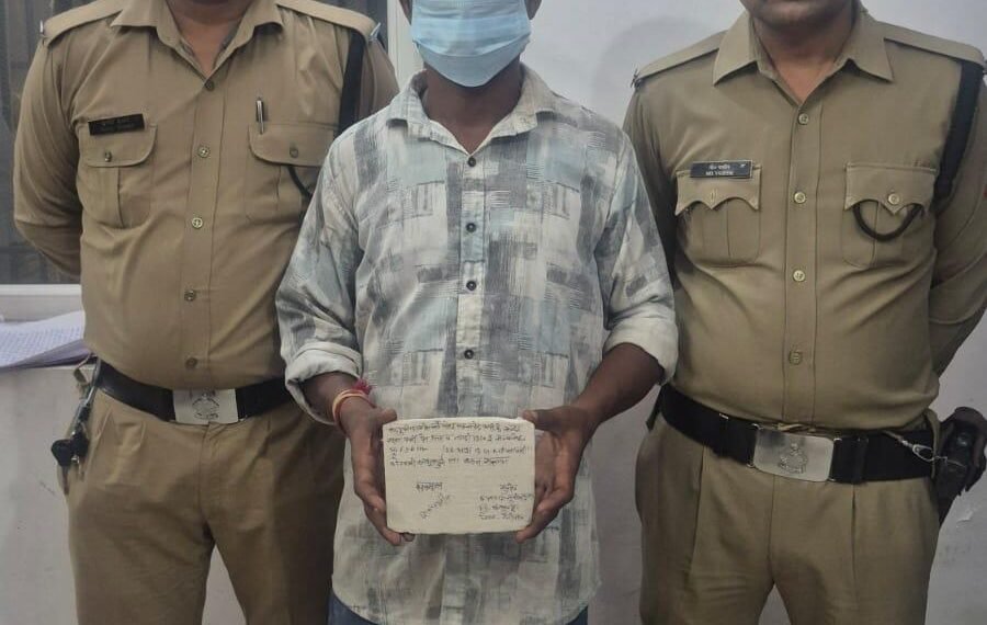 गौला पार्किंग में सट्टे का खेल बेनकाब, पुलिस ने खाई-बाड़ी करते युवक को दबोचा; नकदी व सट्टा सामग्री बरामद
