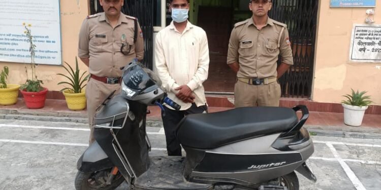 नशे में स्कूटी दौड़ाना पड़ा महंगा: चौखुटिया पुलिस ने दिल्ली निवासी चालक को किया गिरफ्तार, वाहन सीज