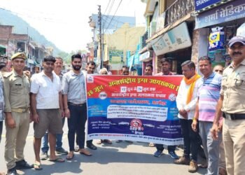 नशे के खिलाफ अल्मोड़ा पुलिस का जनजागरण अभियान: टैक्सी चालकों और युवाओं को दिलाई ‘नशा मुक्त सुरक्षित सफर’ की शपथ