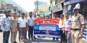 नशे के खिलाफ अल्मोड़ा पुलिस का जनजागरण अभियान: टैक्सी चालकों और युवाओं को दिलाई ‘नशा मुक्त सुरक्षित सफर’ की शपथ