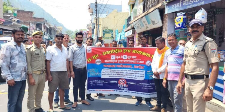 नशे के खिलाफ अल्मोड़ा पुलिस का जनजागरण अभियान: टैक्सी चालकों और युवाओं को दिलाई ‘नशा मुक्त सुरक्षित सफर’ की शपथ