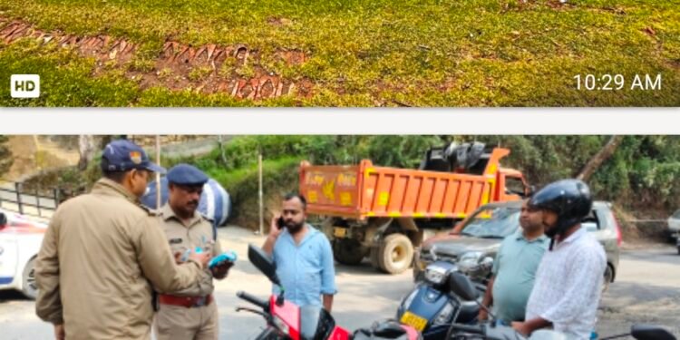 🚨 कैंची धाम में नियम तोड़ने वालों पर पुलिस का शिकंजा: 12 दोपहिया टैक्सी वाहन सीज 🚨