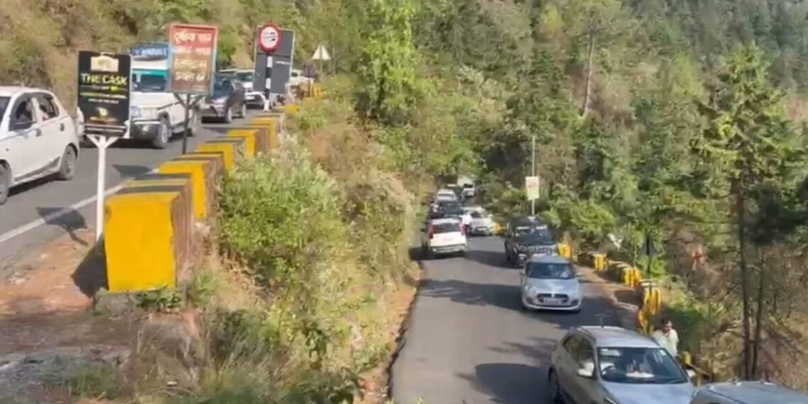 नैनीताल घूमना बन गया सजा! 5 KM की दूरी तय करने में लग रहे 3 घंटे, पर्यटक बोले…ट्रैफिक जाम ने बिगाड़ा पूरा मजा