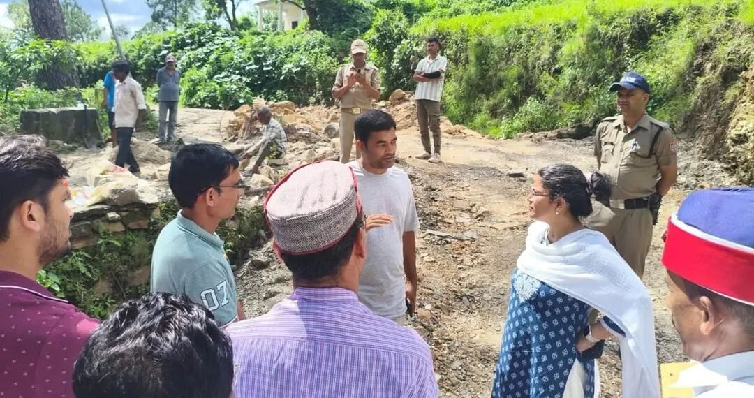 सीमांत कमस्यार की सड़कों पर डीएम अपूर्वा पाण्डे का सख्त रुख, निर्माण कार्यों में देरी पर जताई नाराजगी