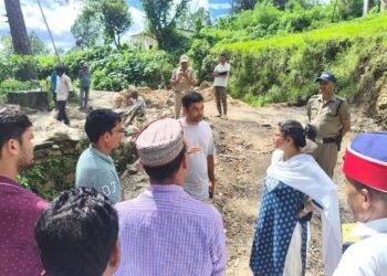 सीमांत कमस्यार की सड़कों पर डीएम अपूर्वा पाण्डे का सख्त रुख, निर्माण कार्यों में देरी पर जताई नाराजगी