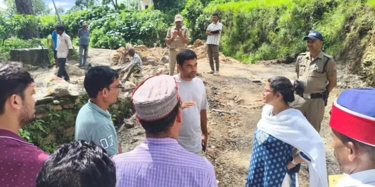 सीमांत कमस्यार की सड़कों पर डीएम अपूर्वा पाण्डे का सख्त रुख, निर्माण कार्यों में देरी पर जताई नाराजगी