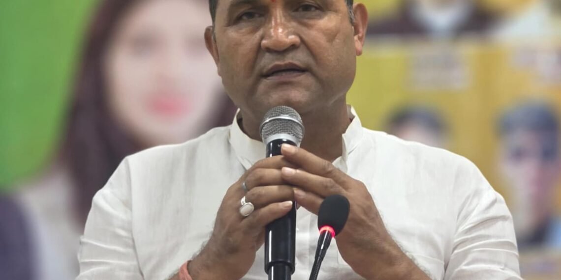 धारी ब्लॉक में कैबिनेट मंत्री राम सिंह कैड़ा ने सुनीं जनसमस्याएं, अधिकारियों को दिए त्वरित समाधान के निर्देश