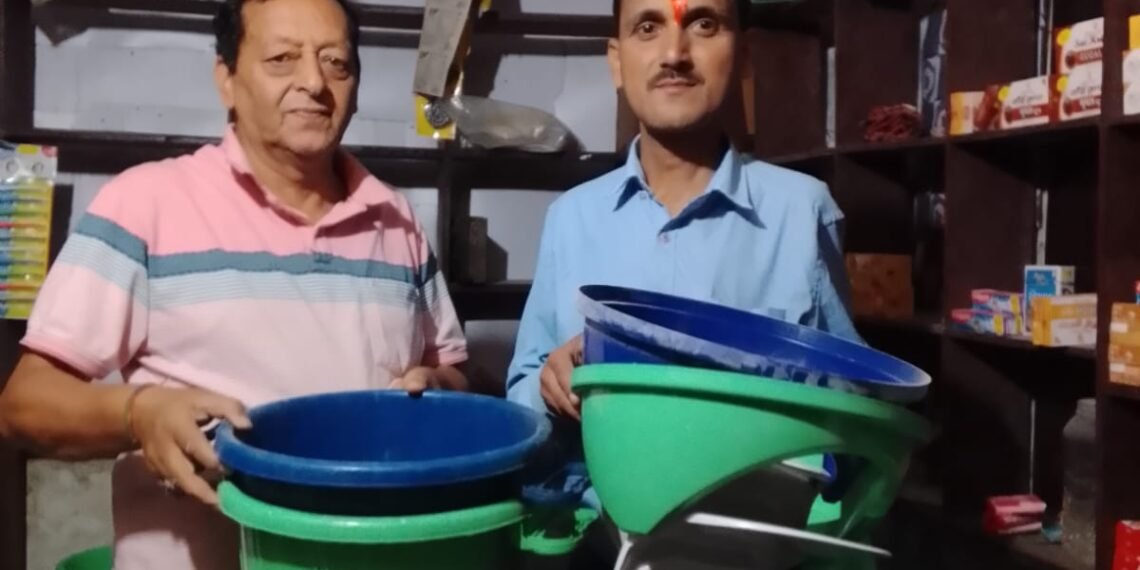 स्वच्छता अभियान को मिली नई गति, चीनाखान वार्ड में पार्षद संजय कुमार जोशी ने घर-घर वितरित किए डस्टबिन