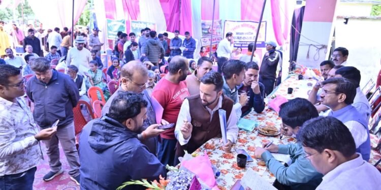 जन-जन के द्वार पहुंची सरकार: शहरफाटक सेवा पखवाड़ा शिविर में 1300 लोगों को मिला योजनाओं का लाभ, मौके पर सुनी गईं जनसमस्याएं