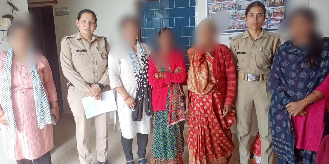 अल्मोड़ा पुलिस की संवेदनशील पहल: भटकी महिला को सुरक्षित परिजनों से मिलाया, मानवीय कार्यशैली की हुई सराहना