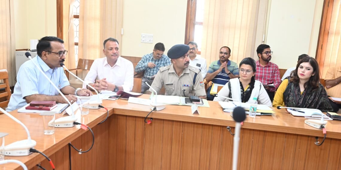 विकास कार्यों में लापरवाही पर डीएम का सख्त संदेश: गुणवत्ता से समझौता नहीं, अधूरे कार्यों की होगी जवाबदेही