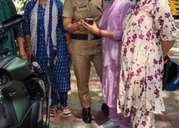 पुलिस बनी बच्चों की दोस्त: महिला पुलिस ने स्कूल में दिया सुरक्षा और सड़क सुरक्षा का पाठ
