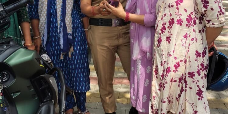 पुलिस बनी बच्चों की दोस्त: महिला पुलिस ने स्कूल में दिया सुरक्षा और सड़क सुरक्षा का पाठ