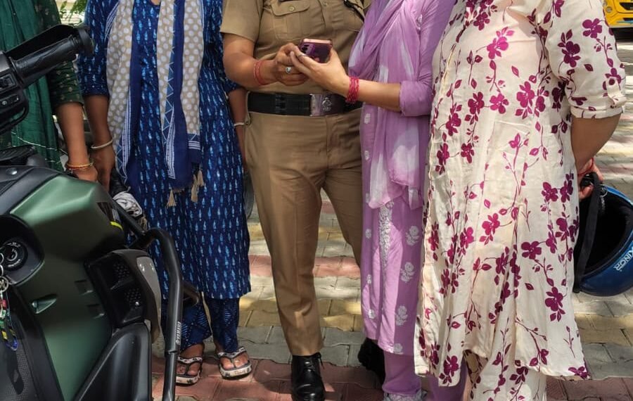 पुलिस बनी बच्चों की दोस्त: महिला पुलिस ने स्कूल में दिया सुरक्षा और सड़क सुरक्षा का पाठ