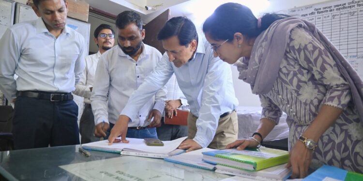 अल्मोड़ा: कुमाऊँ आयुक्त दीपक रावत का जिला आपदा परिचालन केंद्र पर औचक निरीक्षण, मानसून में 24×7 अलर्ट रहने के निर्देश