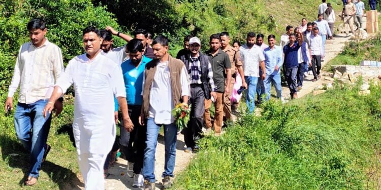 ग्रामीणों के बीच पहुंचे कैबिनेट मंत्री राम सिंह कैड़ा, अधिकारियों को मौके पर दिए समस्याओं के त्वरित समाधान के निर्देश