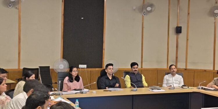 लंबित न्यायिक वादों और राजस्व वसूली में लापरवाही नहीं होगी बर्दाश्त: जिलाधिकारी अंशुल सिंह