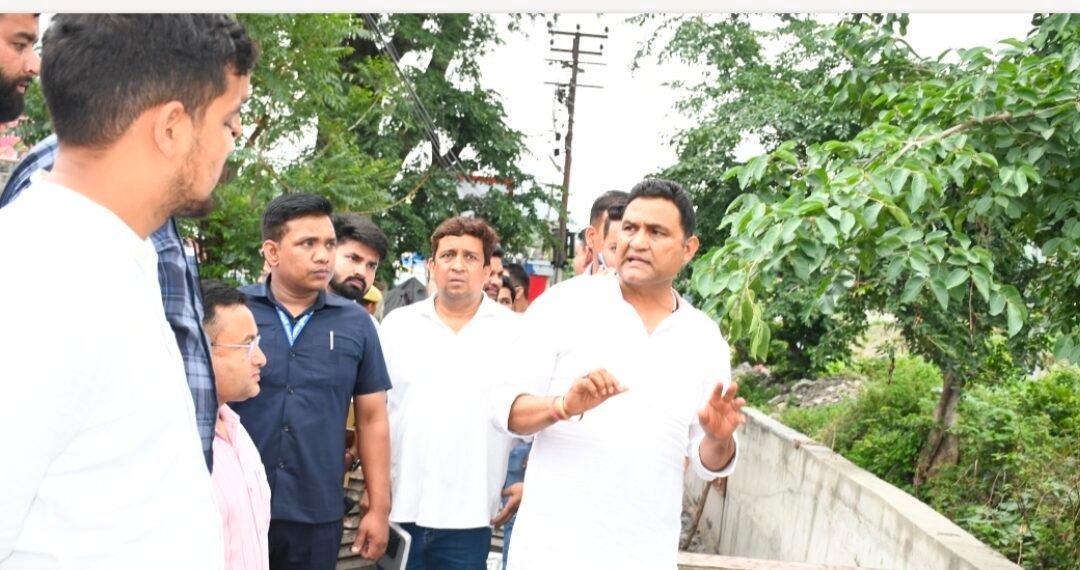हल्द्वानी में अधूरे सड़क खुदान पर सख्त हुए शहरी विकास मंत्री राम सिंह कैड़ा, पहले पुरानी सड़कें दुरुस्त करें, फिर नई खुदाई करें