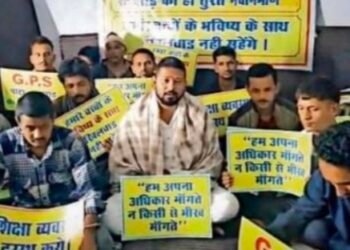 आक्रोशित ग्रामीणों का ऐलान: जर्जर स्कूल भवन में नहीं भेजेंगे बच्चे, आंदोलन तेज