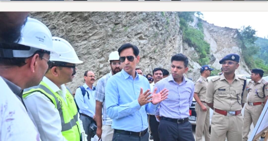 क्वारब स्लाइड जोन पर आयुक्त दीपक रावत का सख्त रुख, बोले— गुणवत्ता से कोई समझौता नहीं, तय समय में पूरे हों सभी कार्य