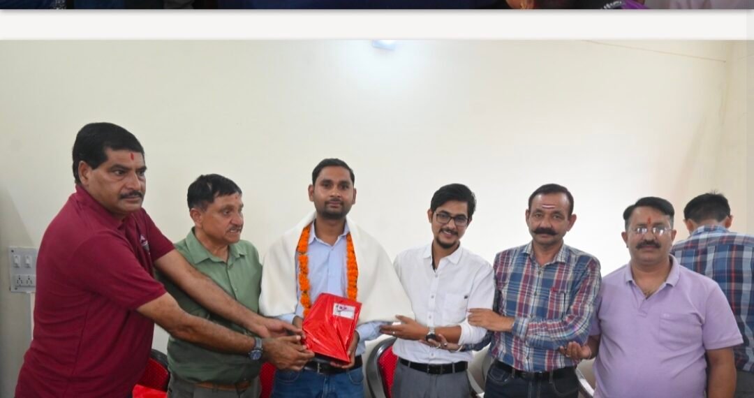 अतिरिक्त सूचना अधिकारी सुंदर कुमार को भावभीनी विदाई, पिथौरागढ़ स्थानांतरण पर दी उज्ज्वल भविष्य की शुभकामनाएं