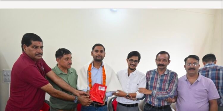 अतिरिक्त सूचना अधिकारी सुंदर कुमार को भावभीनी विदाई, पिथौरागढ़ स्थानांतरण पर दी उज्ज्वल भविष्य की शुभकामनाएं