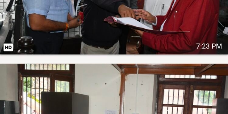 आयुक्त दीपक रावत का जिलाधिकारी कार्यालय में औचक निरीक्षण, लंबित वादों पर जताई नाराजगी; दो माह में निस्तारण के सख्त निर्देश