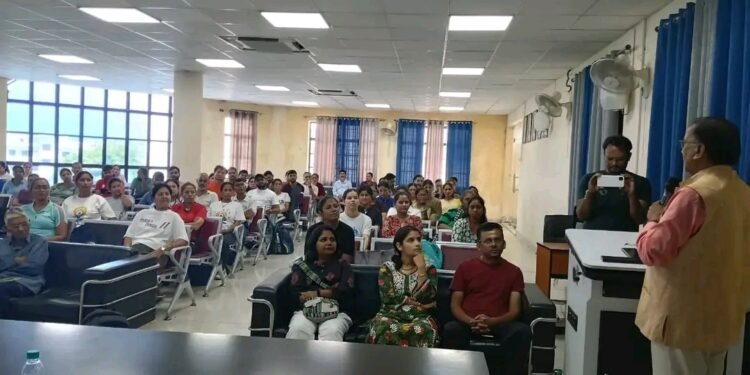 योग को जीवनशैली का हिस्सा बनाकर जन-जन तक पहुंचाएं: कुलपति प्रो. नवीन चंद्र लोहनी