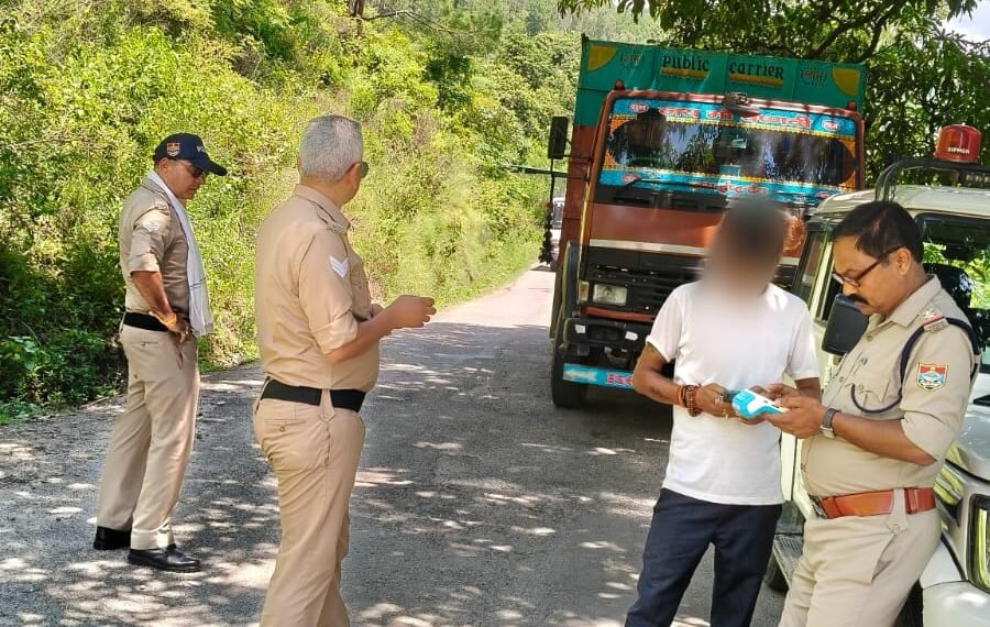 अल्मोड़ा में पुलिस का बड़ा चेकिंग अभियान, 163 वाहन चालकों पर कार्रवाई; हुड़दंगियों पर भी कसा शिकंजा