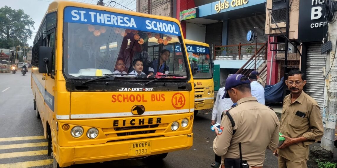 स्कूली वाहनों पर नैनीताल पुलिस का शिकंजा, नियम तोड़ने वालों में मचा हड़कंप