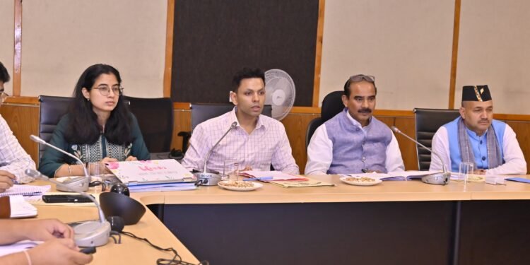 जल जीवन मिशन की 1,517 योजनाएं पूरी, पीएमजीएसवाई-4 में 1,295 किमी सड़कों का होगा निर्माण; अजय टम्टा ने दिए गुणवत्ता और तेजी के निर्देश