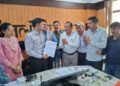 500 मीटर अधूरे पैदल मार्ग और गणेशीगैर पुलिया के चौड़ीकरण की मांग, ग्रामीणों ने डीएम को सौंपा ज्ञापन