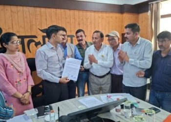 500 मीटर अधूरे पैदल मार्ग और गणेशीगैर पुलिया के चौड़ीकरण की मांग, ग्रामीणों ने डीएम को सौंपा ज्ञापन