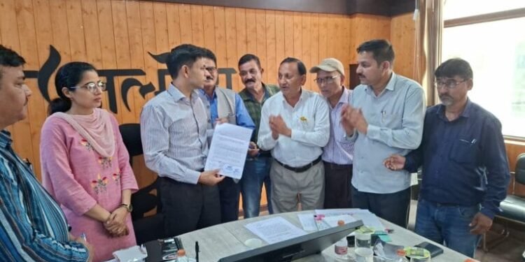 500 मीटर अधूरे पैदल मार्ग और गणेशीगैर पुलिया के चौड़ीकरण की मांग, ग्रामीणों ने डीएम को सौंपा ज्ञापन