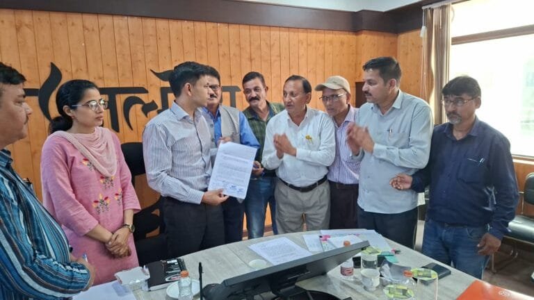 500 मीटर अधूरे पैदल मार्ग और गणेशीगैर पुलिया के चौड़ीकरण की मांग, ग्रामीणों ने डीएम को सौंपा ज्ञापन