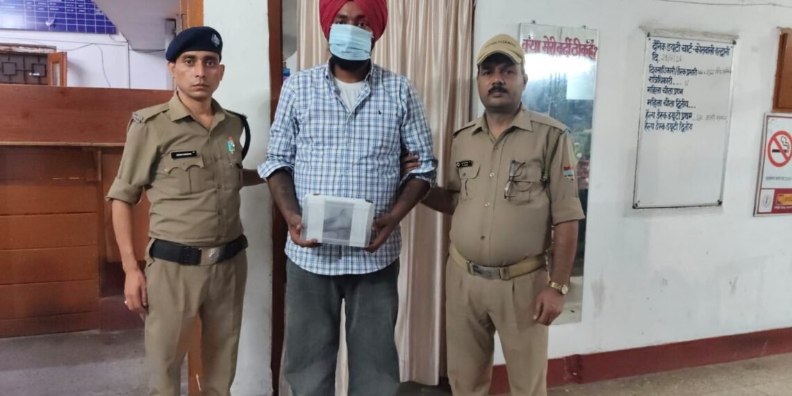 उपकारागार हल्द्वानी के बाहर चेकिंग के दौरान पुलिस ने पकड़ा, वरना कार भी कब्जे में