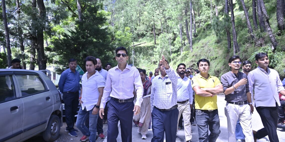 जिलाधिकारी ने दुगालखोला-खगमरा वार्डों का किया स्थलीय निरीक्षण