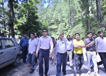 जिलाधिकारी ने दुगालखोला-खगमरा वार्डों का किया स्थलीय निरीक्षण