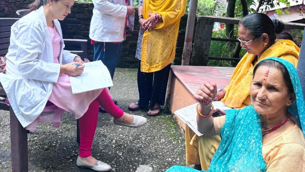 ज्योलिकोट में जल जनित रोगों पर स्वास्थ्य विभाग की कड़ी निगरानी 94 घरों में पहुंची स्वास्थ्य टीमें, 113 लोगों की स्क्रीनिंग; 90 के ब्लड सैंपल लिए, 3,900 क्लोरीन टैबलेट बांटीं