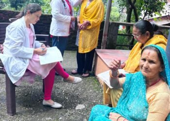ज्योलिकोट में जल जनित रोगों पर स्वास्थ्य विभाग की कड़ी निगरानी  94 घरों में पहुंची स्वास्थ्य टीमें, 113 लोगों की स्क्रीनिंग; 90 के ब्लड सैंपल लिए, 3,900 क्लोरीन टैबलेट बांटीं