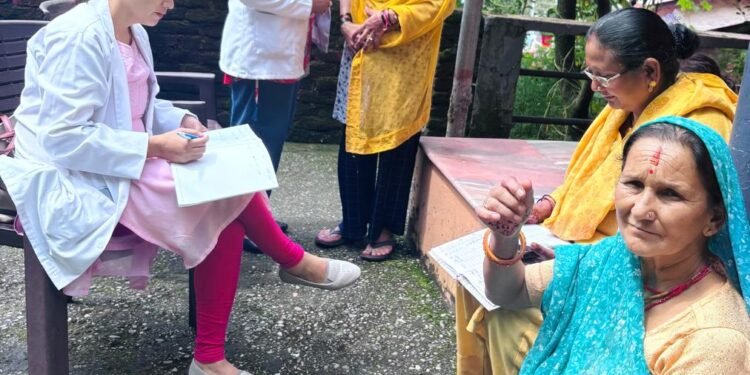 ज्योलिकोट में जल जनित रोगों पर स्वास्थ्य विभाग की कड़ी निगरानी  94 घरों में पहुंची स्वास्थ्य टीमें, 113 लोगों की स्क्रीनिंग; 90 के ब्लड सैंपल लिए, 3,900 क्लोरीन टैबलेट बांटीं