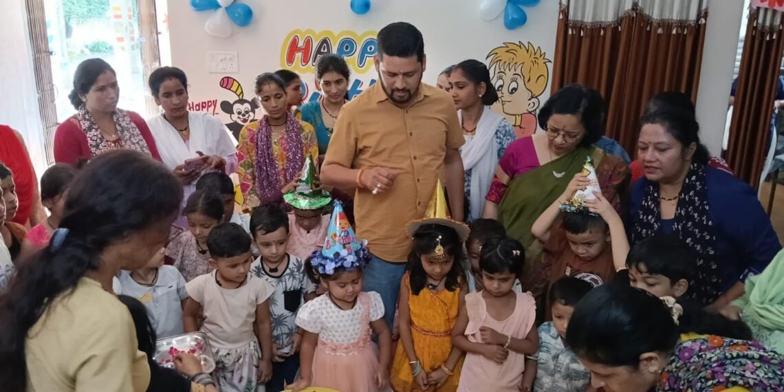 25 करोड़ बच्चों के सपनों का भारत अभियान के तहत आंगनबाड़ी केंद्र में मनाया गया प्रधानमंत्री मोदी का जन्मदिन