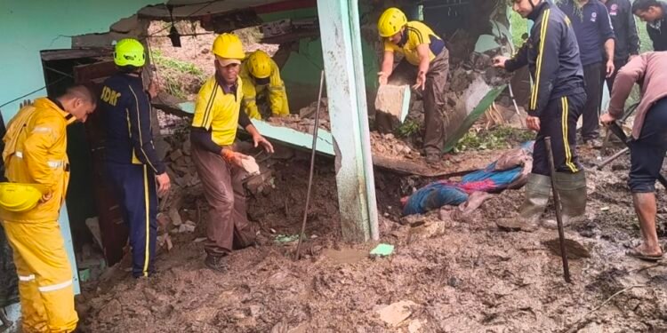 अल्मोड़ा में दर्दनाक हादसा: मकान ढहने से मलबे में दबे तीन लोगों की मौत, SDRF ने बरामद किए शव